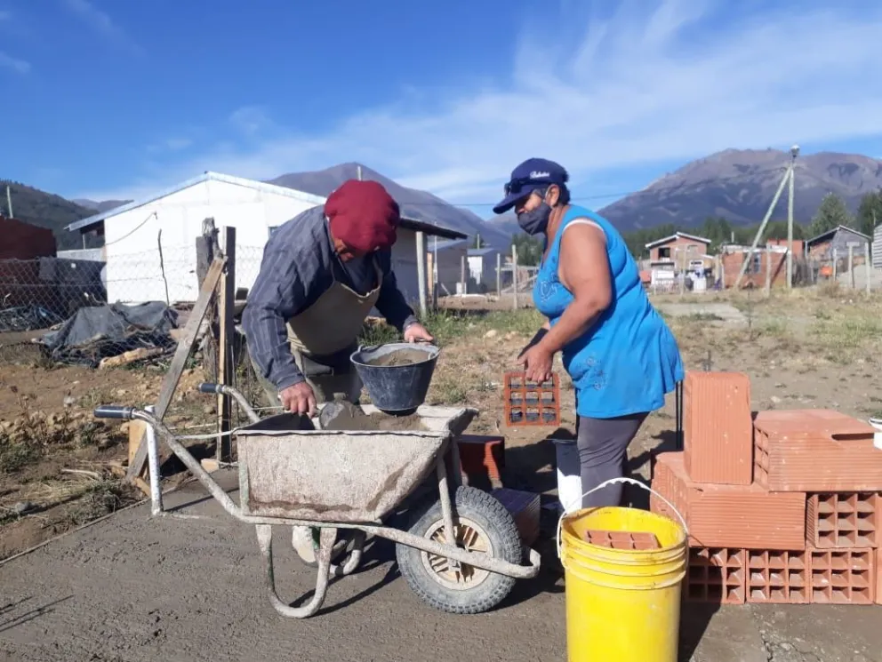 Avanza la construcción del centro comunitario en el barrio Nahuel Hue