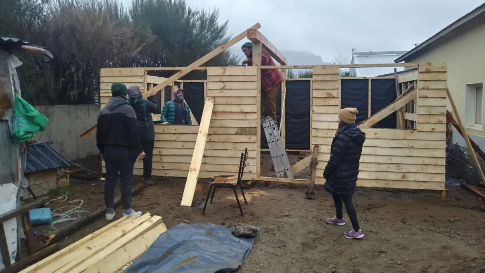 Ayudan a una víctima de violencia de género en la construcción de su casa