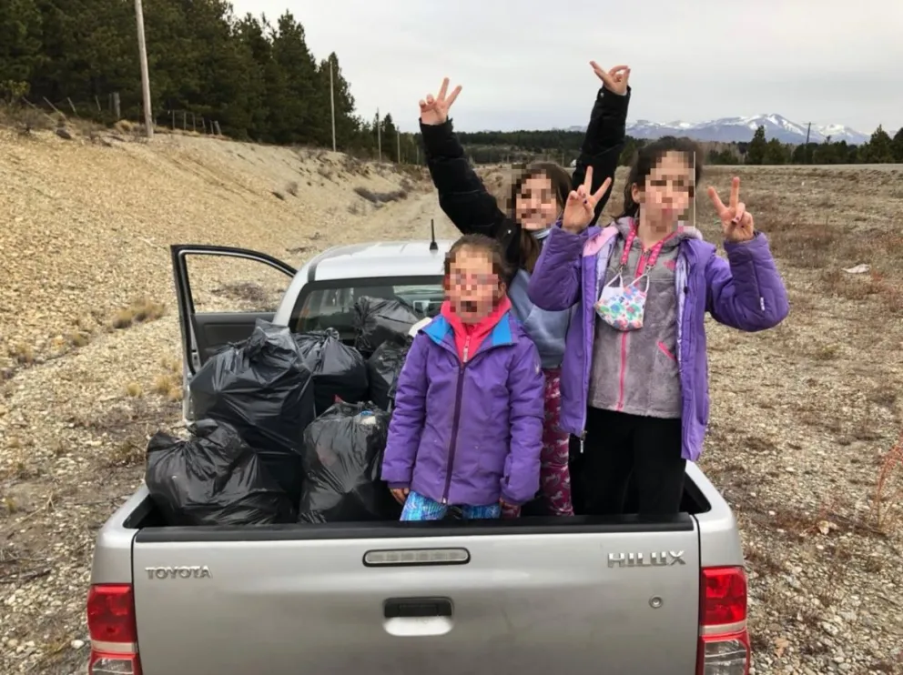 Una familia limpió un tramo del acceso a Bariloche