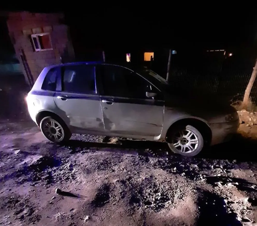 Policías intentaron identificar a los ocupantes de un auto y los apuntaron con armas de fuego