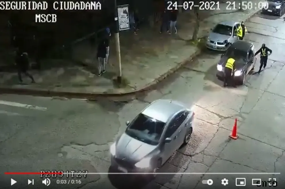 Un conductor embistió a una policía para escapar de un control de tránsito