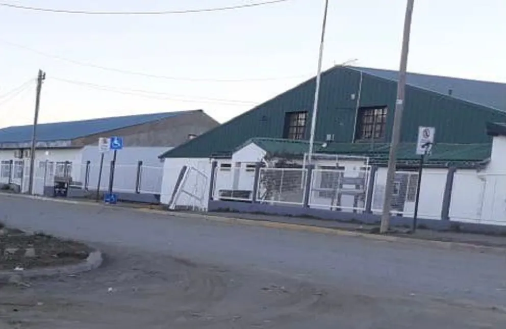 Chocó, destrozó el portón de una escuela y se dio a la fuga