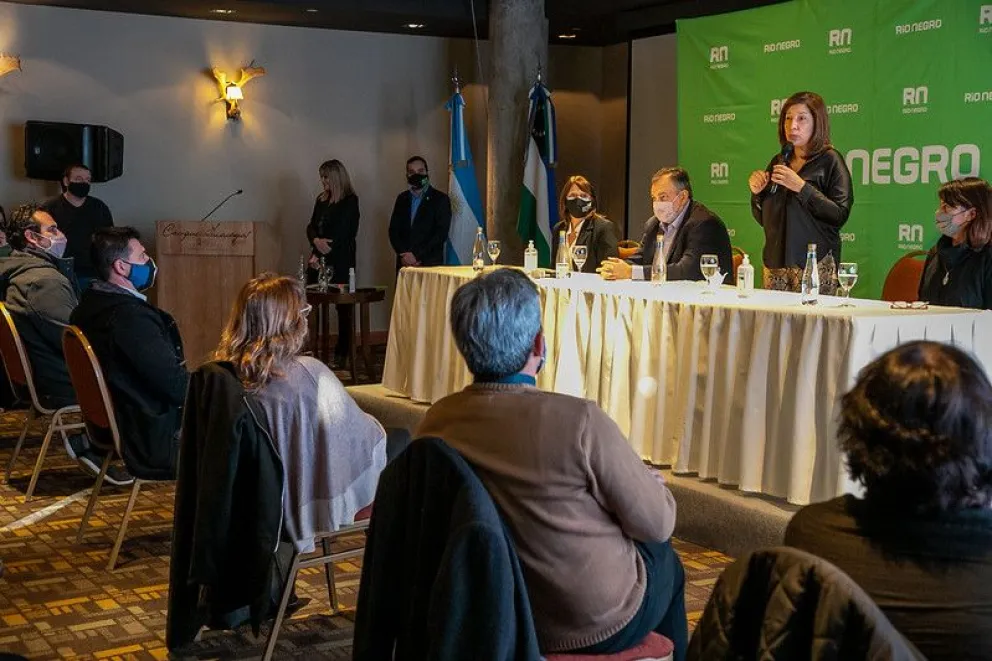 Firmaron el contrato para las obras de infraestructura para 200 lotes en El Frutillar