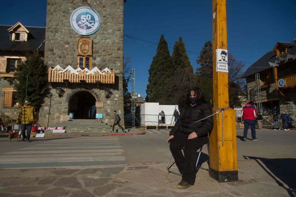 Una trabajadora del hotel DUT se encadenó en el Centro Cívico