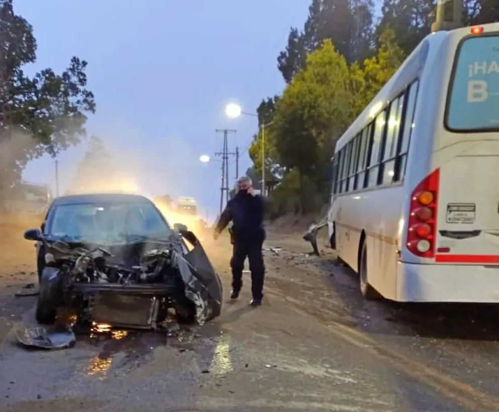 Un vehículo y un colectivo chocaron de frente