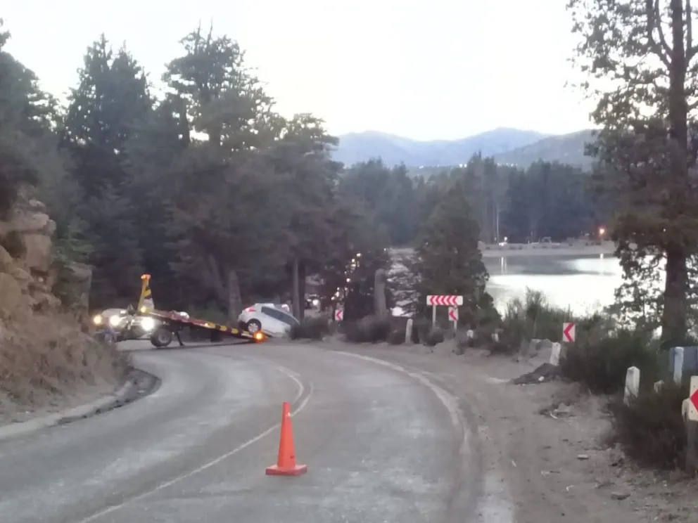 Un automóvil despistó y casi cae por un barranco en lago Gutiérrez