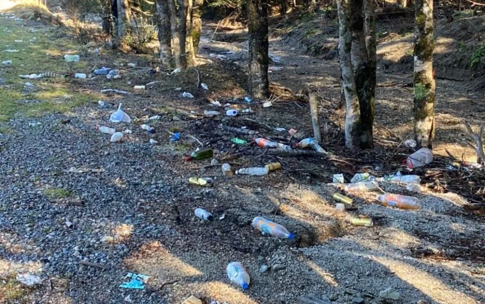 El paso Cardenal Samoré está lleno de basura por todos lados