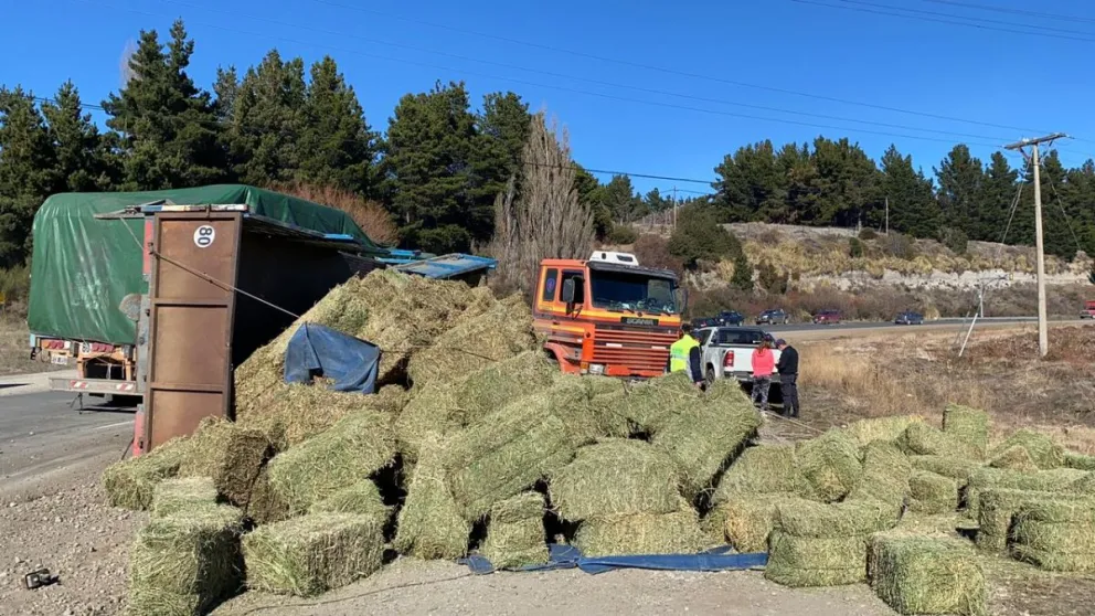 Un camión perdió toda la carga tras un desperfecto en el acoplado