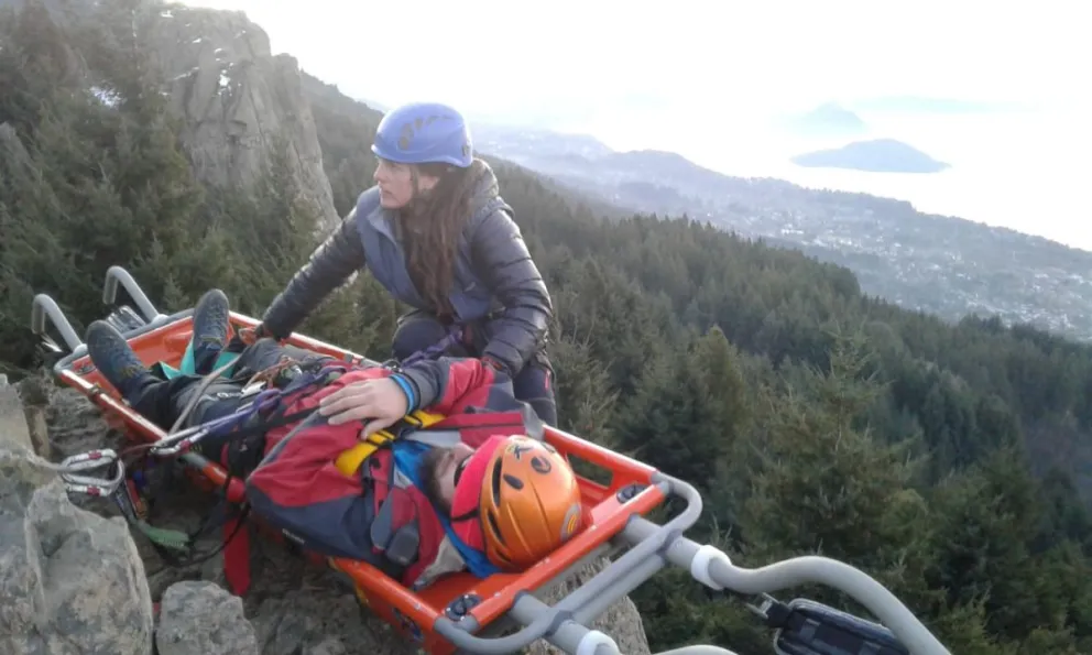 Presentaron la camilla HuiñA que formará parte del material de rescate de los refugios