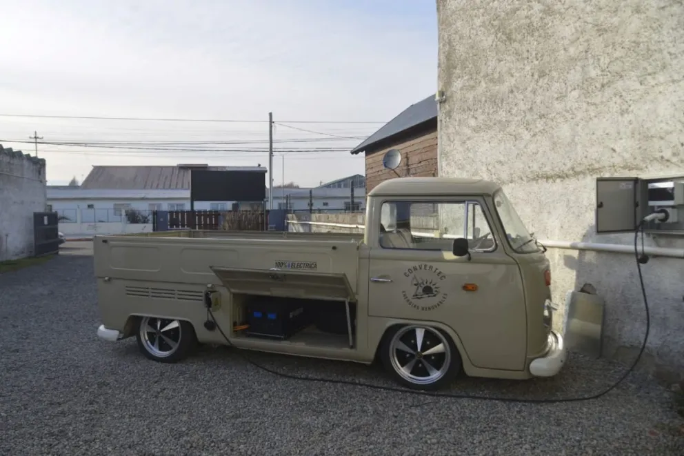 El primer vehículo en Bariloche que funciona con energía eléctrica es una pick up de 40 años