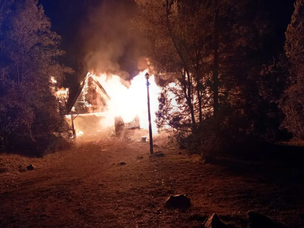 Un turista terminó hospitalizado tras un voraz incendio