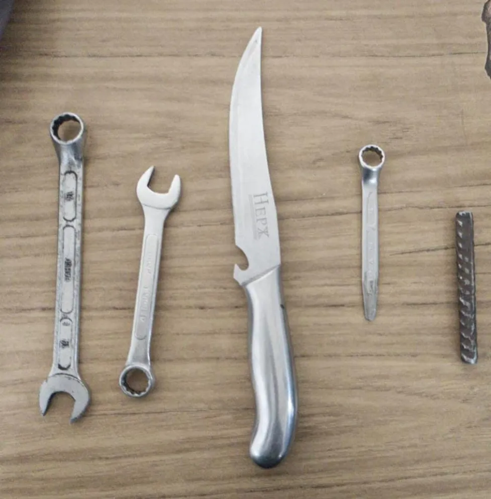 A plena luz del día, sustraían elementos de vehículos estacionados