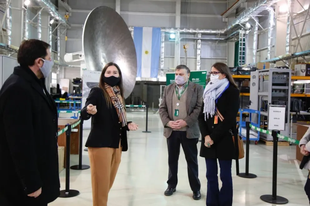 Elizabeth Gómez Alcorta firmó un convenio con Invap y se reunió con organizaciones de Bariloche