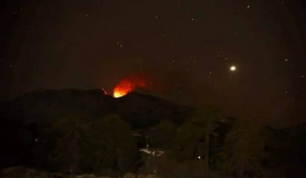 Reportan actividad sísmica y emisión de gases en el volcán Copahue