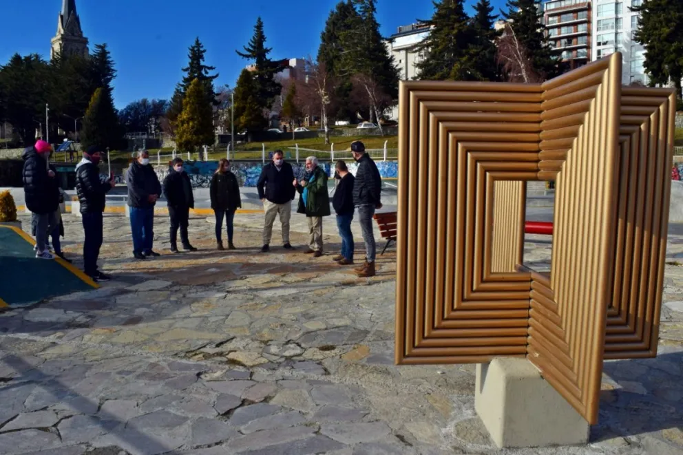 Artista local donó una escultura para el Skatepark
