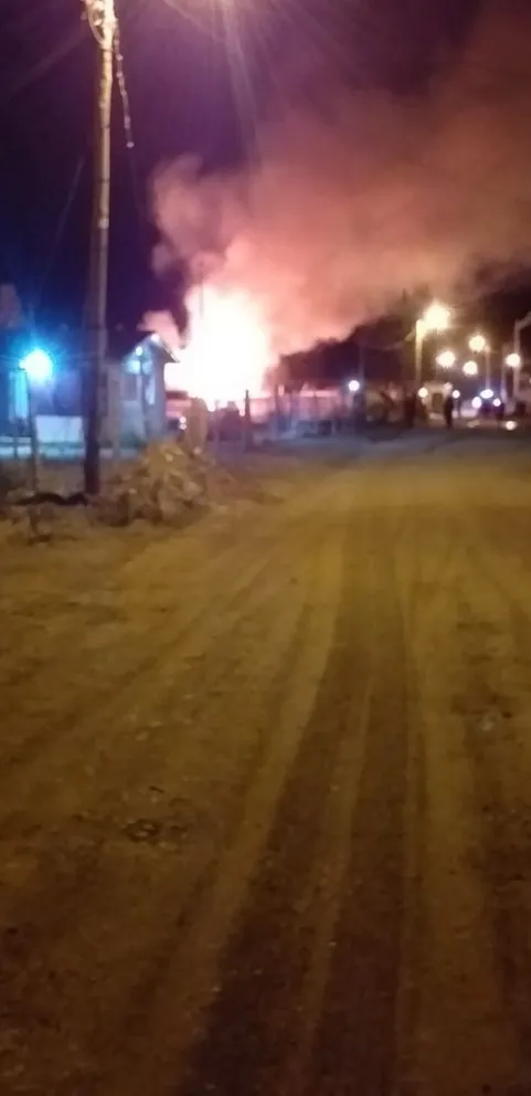 Un incendio consumió una vivienda en el barrio Pilar I