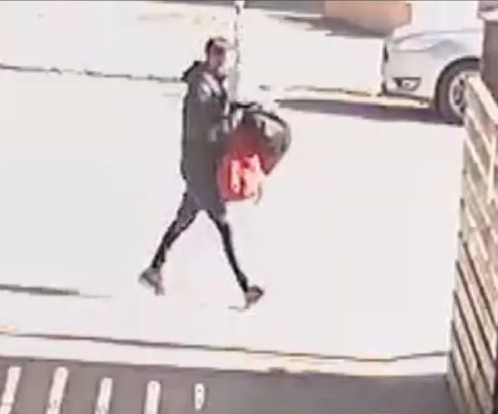 Bajó de su auto y en pocos minutos, le robaron sus materiales de trabajo