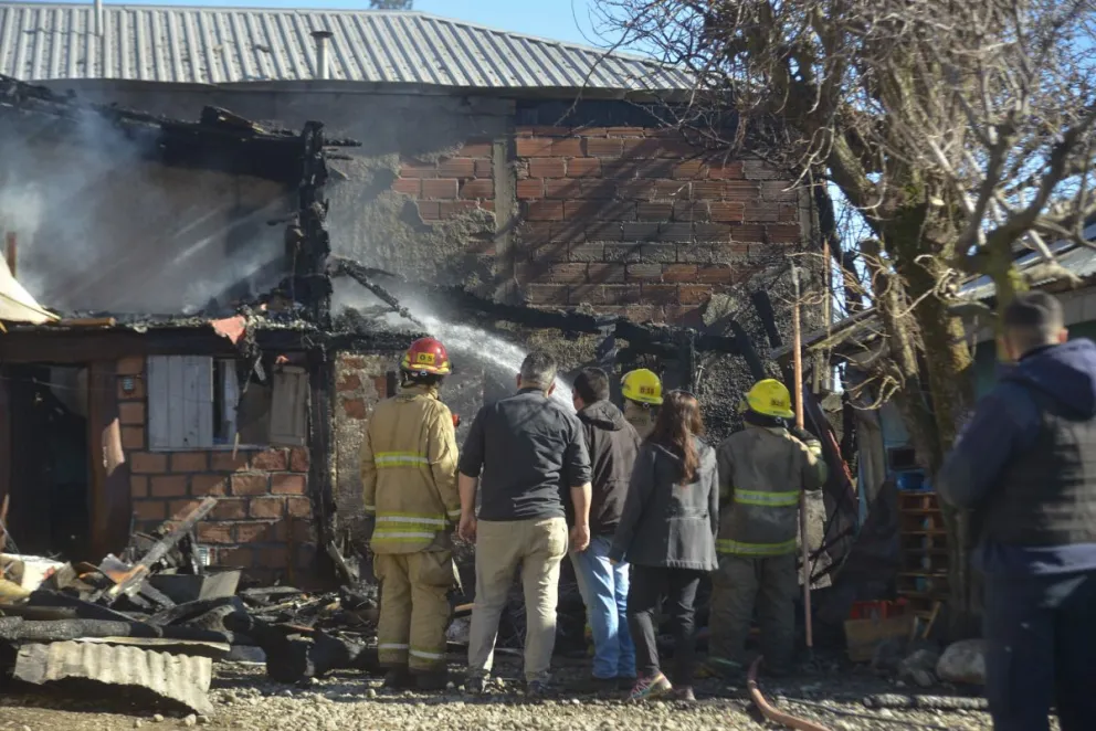 Voraz incendio en una vivienda en calle Santa Cruz
