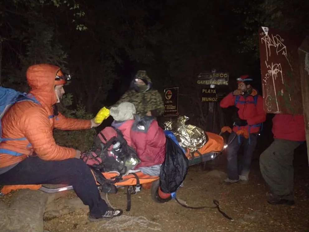 Rescataron a una mujer que se lesionó camino al refugio Frey