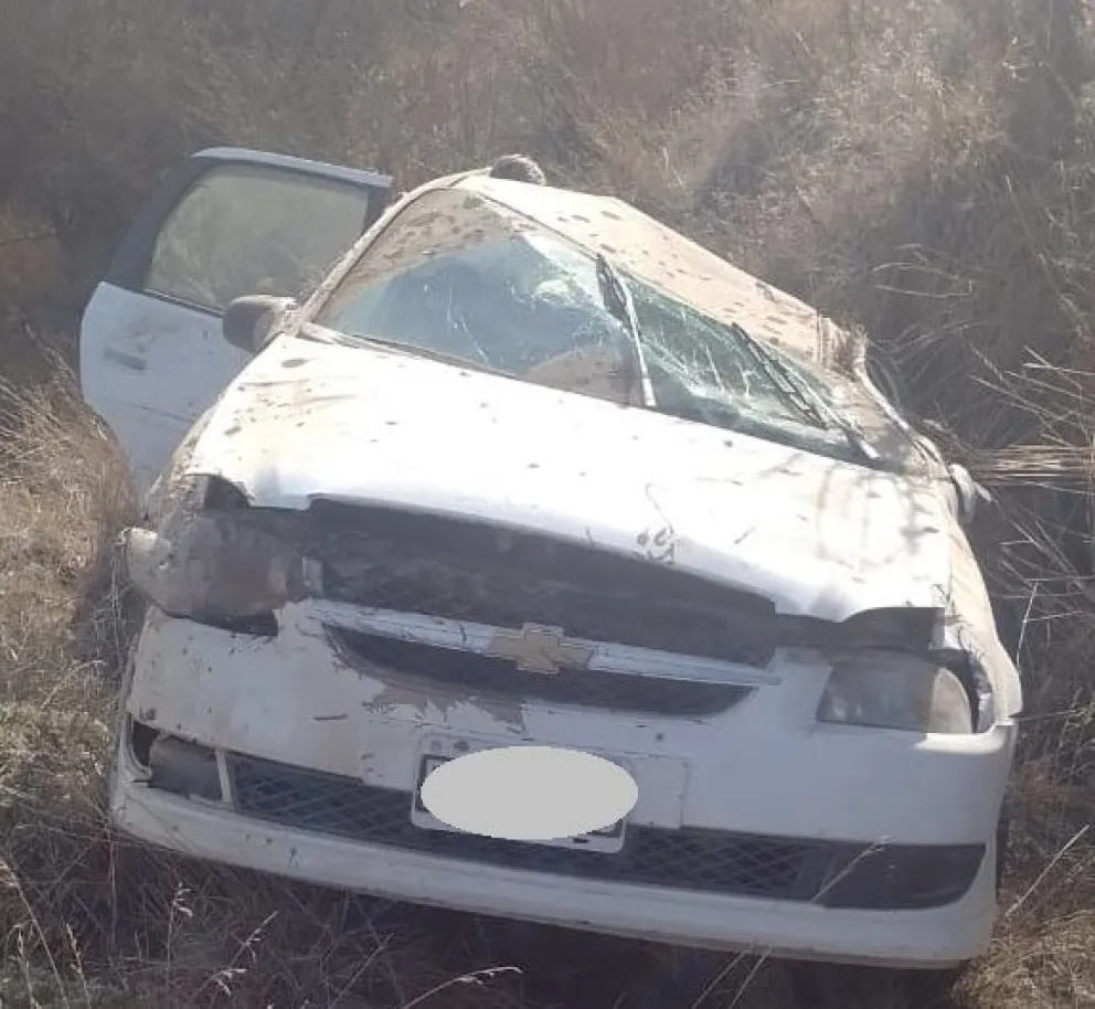 Derrapó y volcó en ruta 23