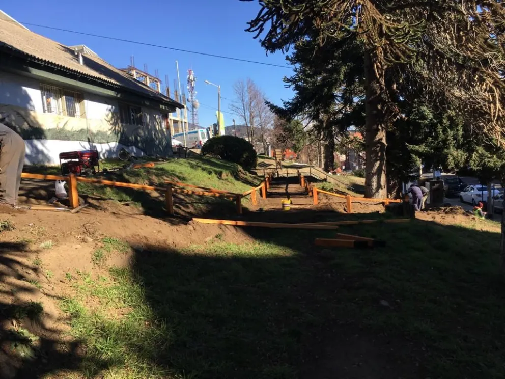 Se iniciaron las reparaciones en el acceso de calle Moreno del Hospital zonal 