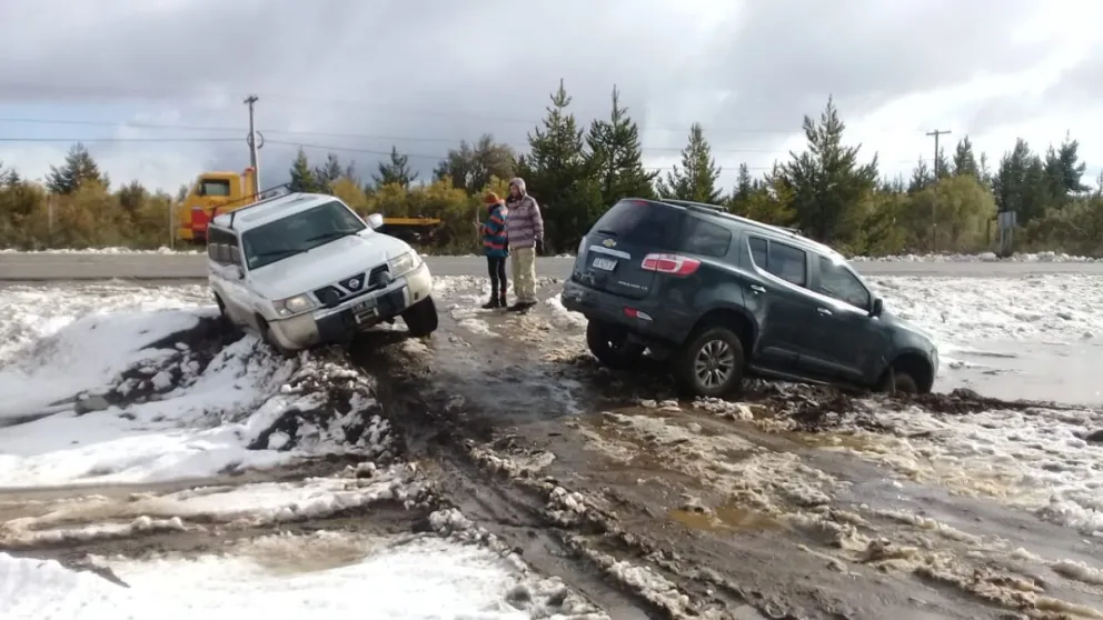 Hacían “Off Road” por el Paseo del Oeste y terminaron encajados en la nieve