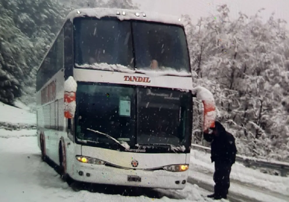 Vehículos y turistas varados por la nevada