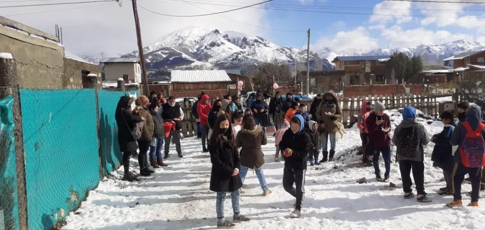 Con obsequios, chocolatada y cosas ricas, los chicos de Malvinas celebraron su día