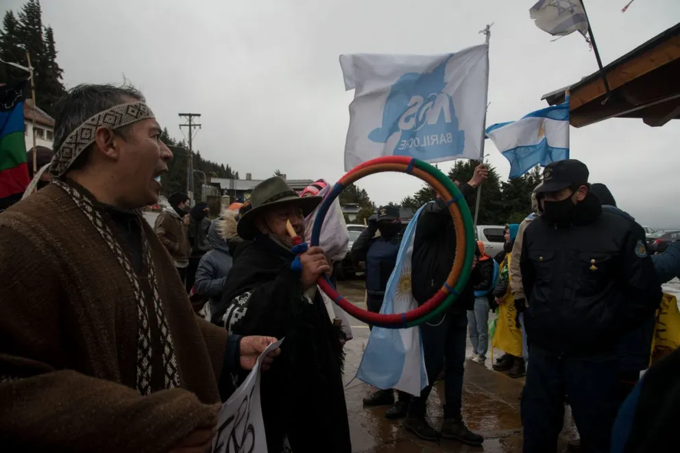 Enfrentamiento en la puerta del hotel donde debaten sobre la problemática de la tierra