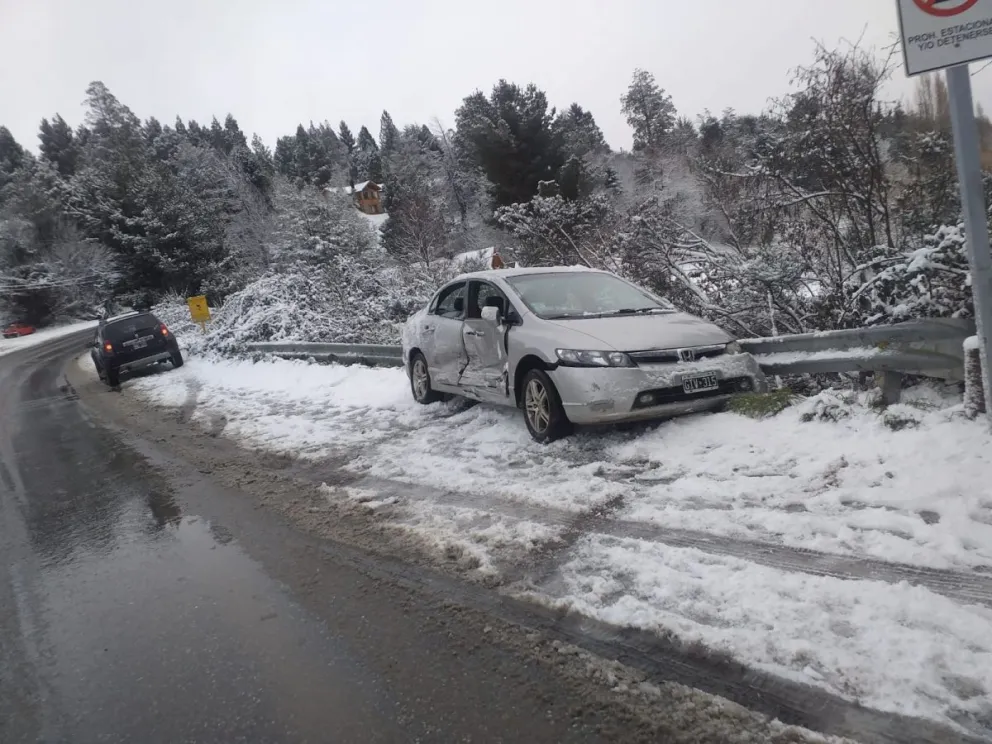 Dos vehículos protagonizaron un choque en avenida Bustillo