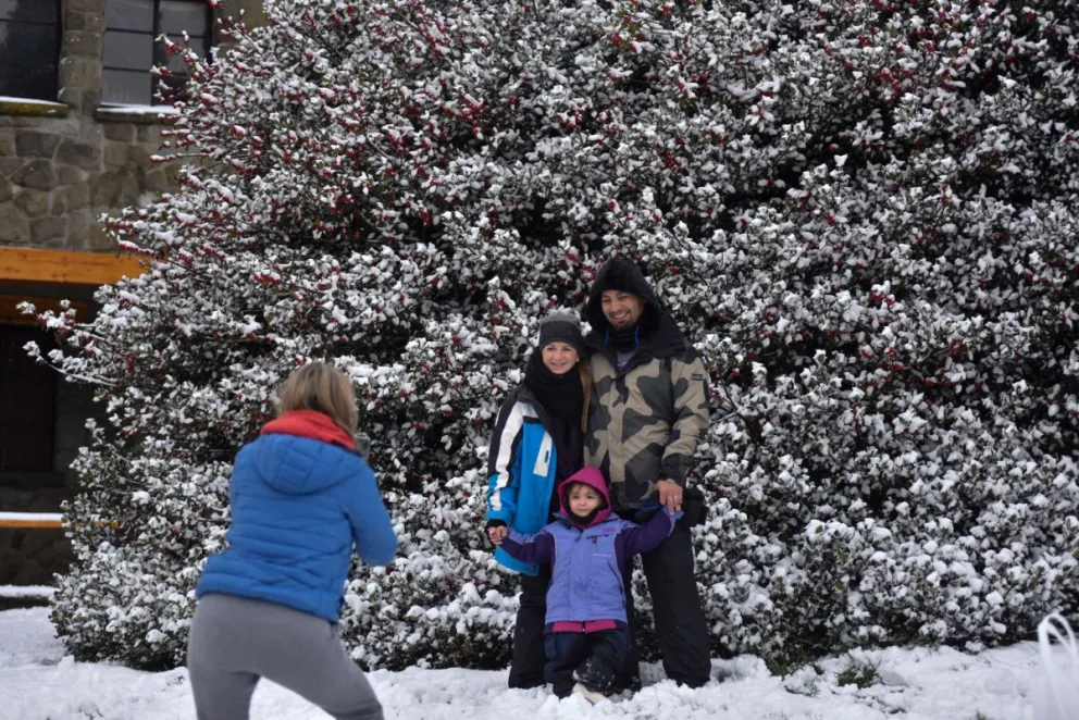 Los turistas disfrutaron de la nieve
