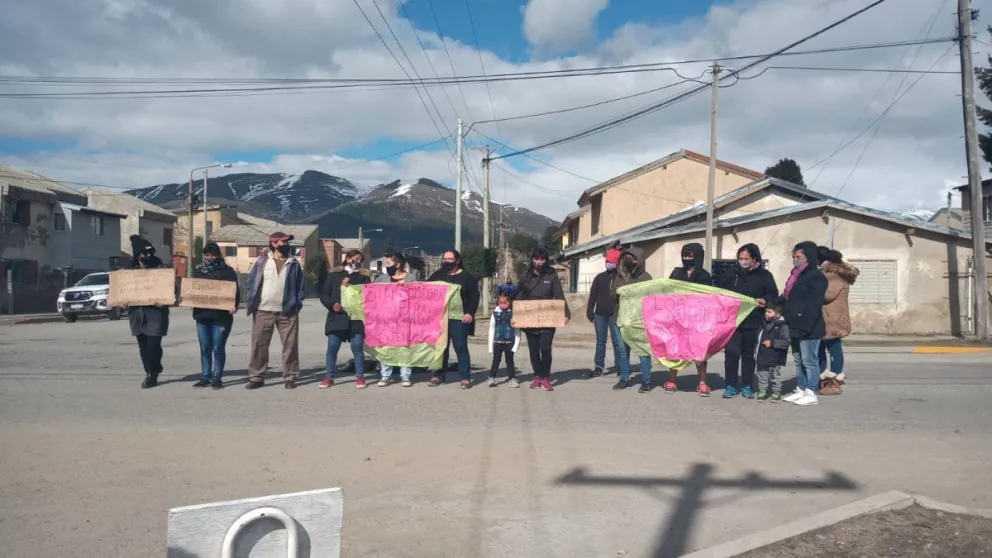 Familias de la escuela 310 cortaron la calle reclamando por los comedores escolares