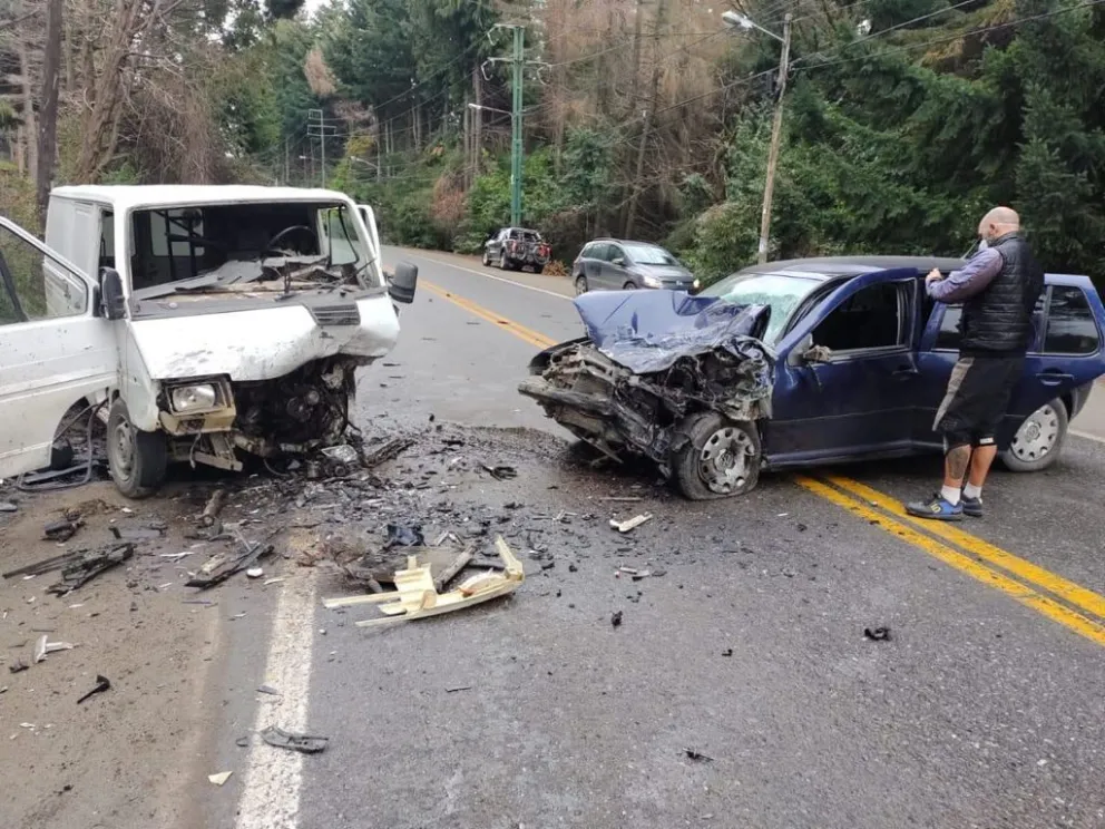 Dos personas tuvieron que ser hospitalizadas tras un choque frontal en Pioneros