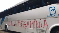 En Villa Mascardi: detuvieron y vandalizaron un micro con turistas