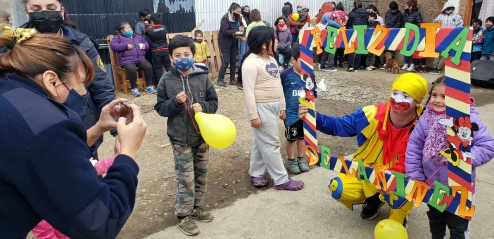 Efectivos policiales agasajaron a los niños del merendero Los Peques