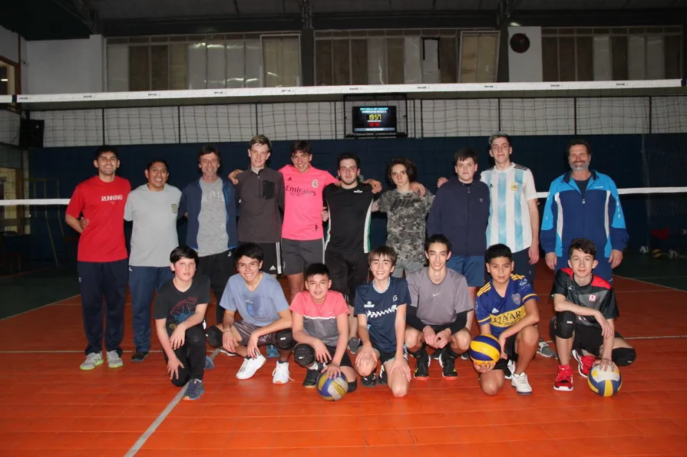 Devia y su experiencia buscaron talentos en el voley local