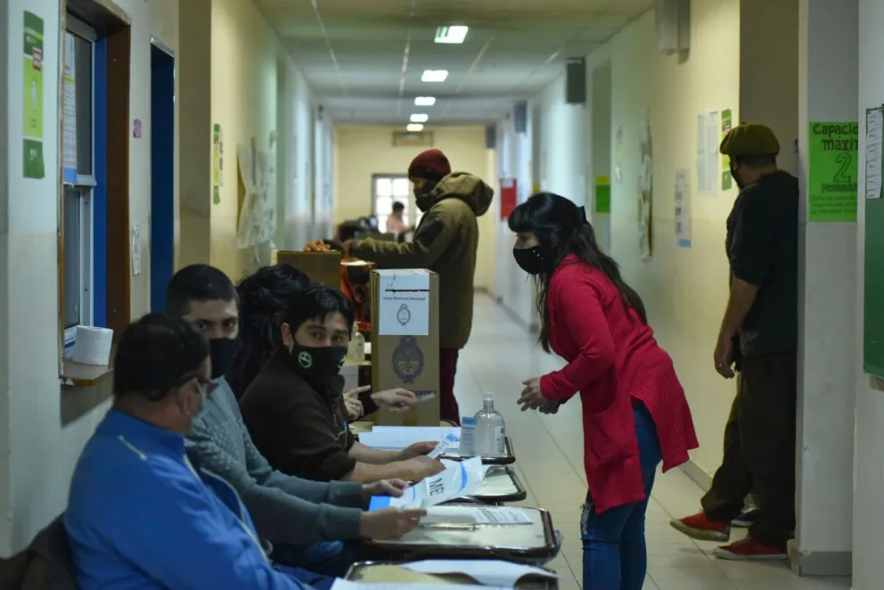 En un clima invernal, comenzó el domingo de elecciones