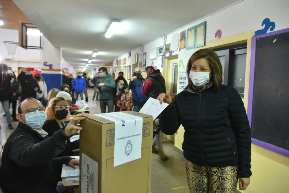 La gobernadora Arabela Carreras emitió su voto
