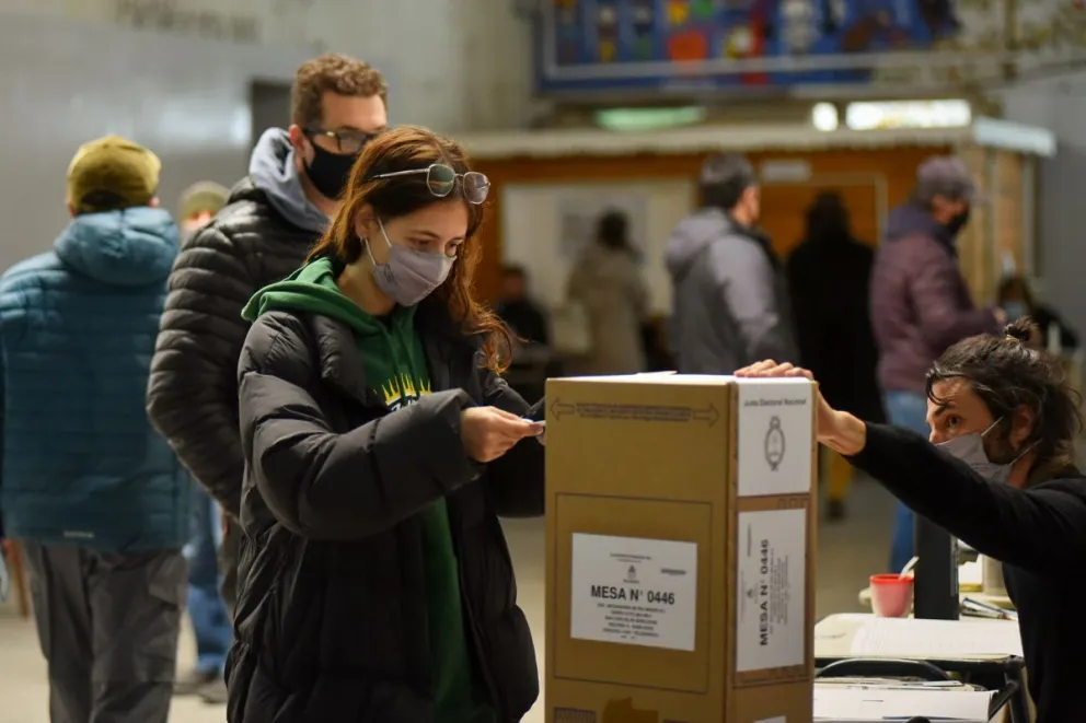 Cambiaron las mesas en dos escuelas de la ciudad