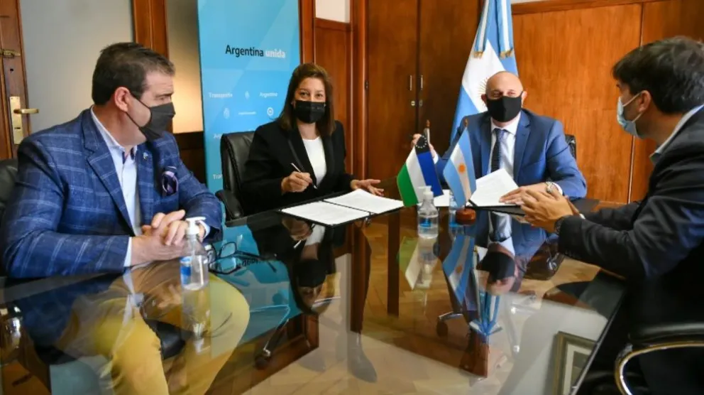 Firmaron el convenio para la construcción de la terminal de ómnibus