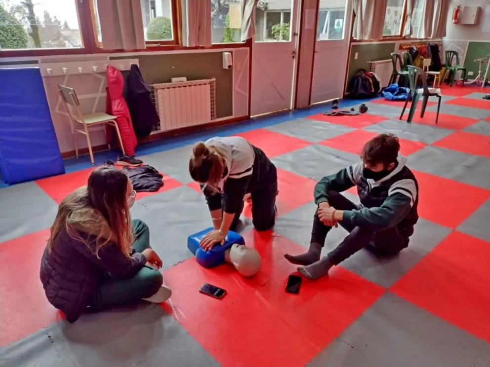 Alumnos de nivel secundario recibieron capacitación en maniobras de RCP