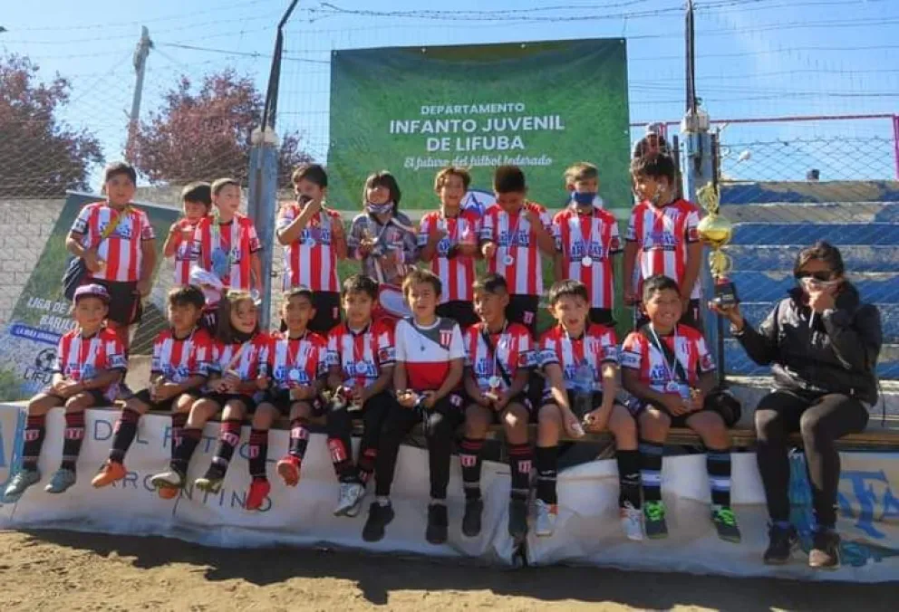 Pequeños jugadores de Estudiantes juntan fondos para participar de un torneo