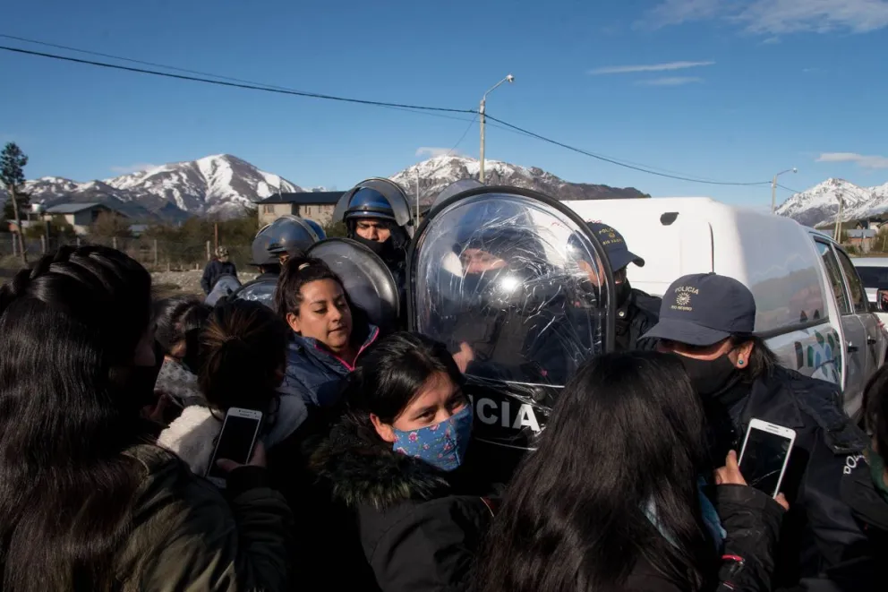 Toma en el cerro Otto: retiraron elementos y hubo cruces con los ocupantes