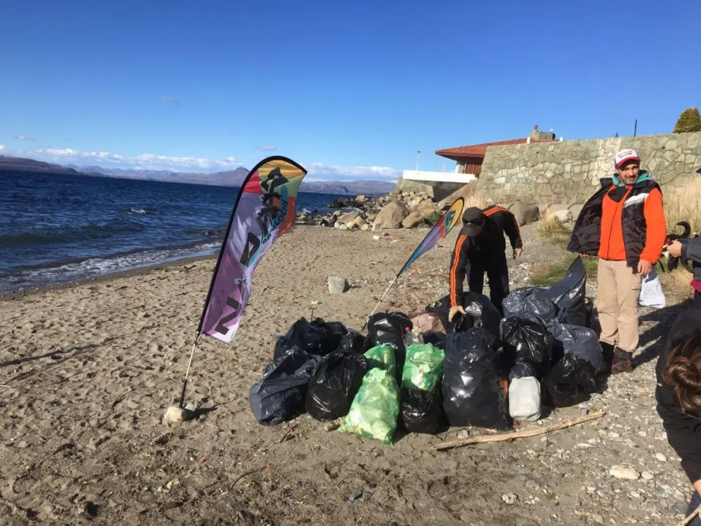 Nadadores limpiaron la playa en la zona céntrica