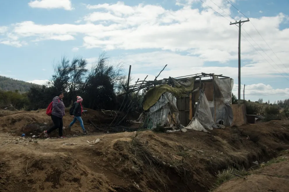 Arrebato de un arma, golpes, y denuncias cruzadas en la toma del cerro Otto