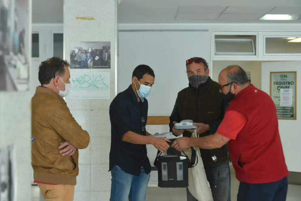 Su papá falleció y decidió donar un equipamiento respiratorio millonario que utilizó al Hospital