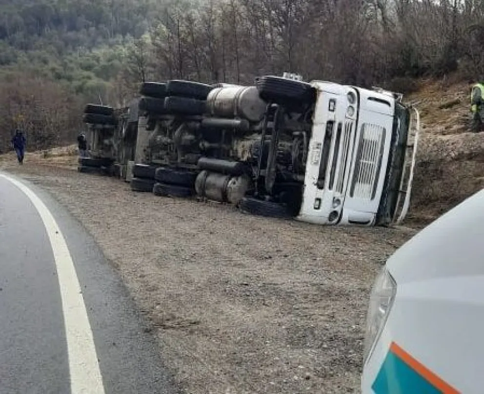 Volcó un camión chileno a pocos kilómetros de paso Cardenal Samoré