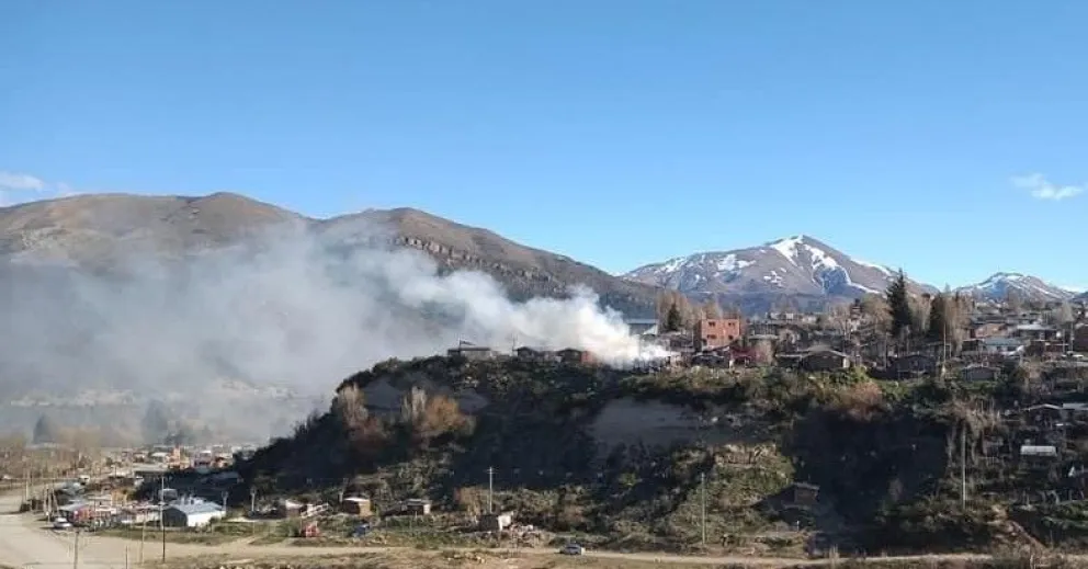 Voraz incendio en una vivienda en el barrio Arrayanes