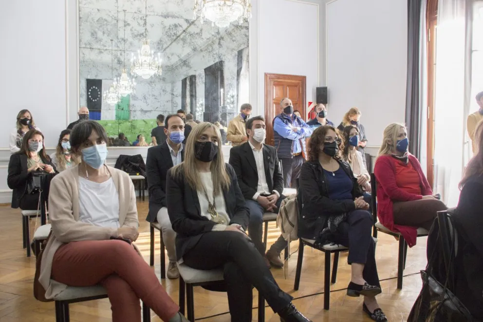 Crean una línea 0800 para situaciones de violencia de género en el trabajo