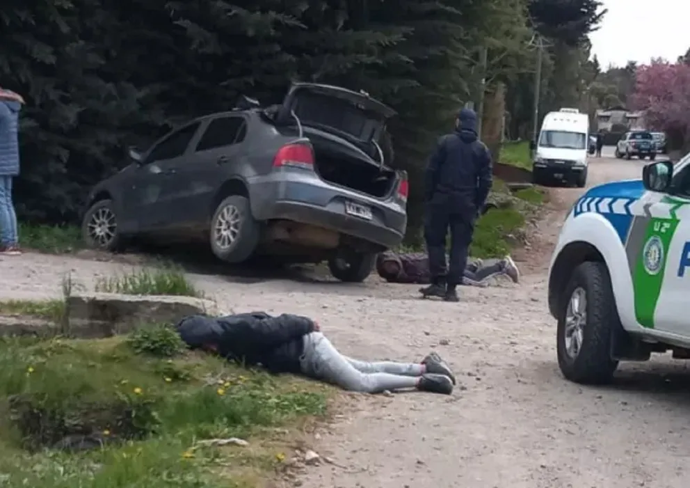 A plena luz del día, quisieron robar elementos de un vehículo estacionado